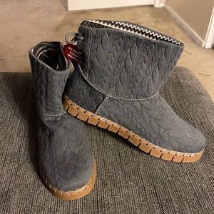 MUK LUKS boots with memory foam insole